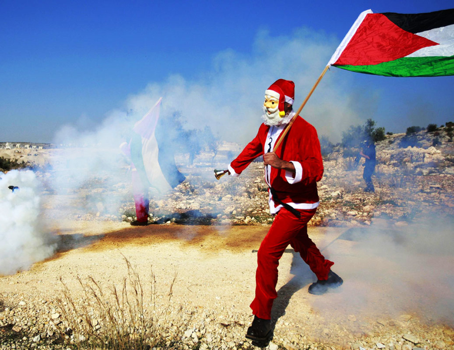 Babbo Natale protesta contro la barriera a Ramallah - Foto di Majdi Mohammed