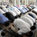 Interno Moschea durante preghiera.