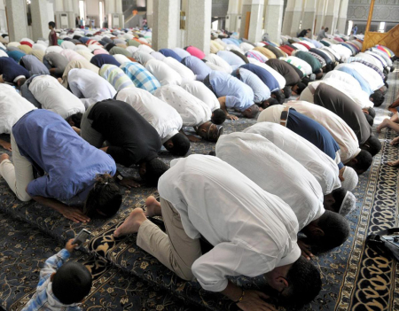 Interno Moschea durante preghiera.