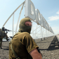 Militari all'aeroporto di Donetsk.