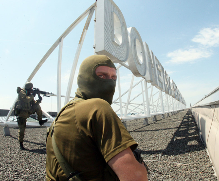 Militari all'aeroporto di Donetsk.