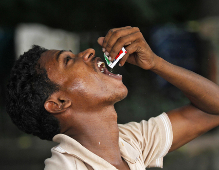 Ragazzo indiano mastica tabacco.