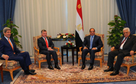 Il segretario di Stato John Kerry, Re Abdullah di Giordania, il Presidente Egiziano Al Sisi e il Presidente Palestinese Mohamed Abbas all'EECD