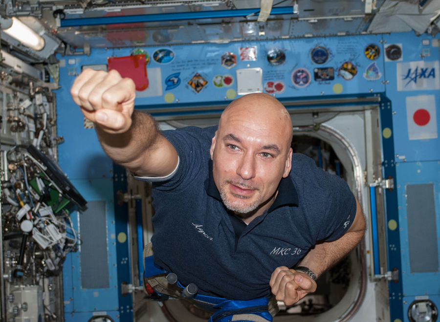 L'astronauta Luca Parmitano 'gioca' nella ISS