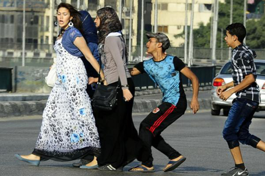Ragazze egiziane molestate per strada
