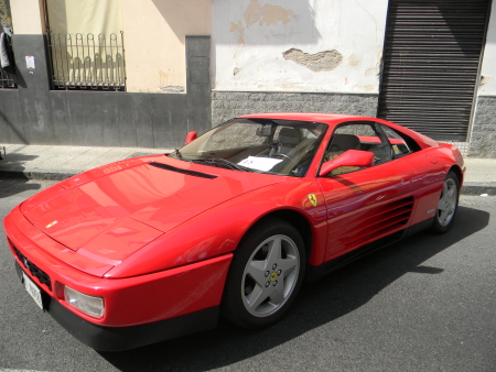 La Ferrari 348 del 1990 esposta per le strade di Chiaiano