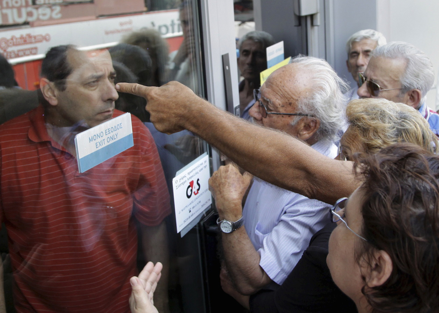 Pensionati greci in protesta all'ingresso della Banca Nazionale