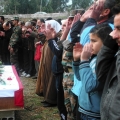 Cittadini siriani presenti al funerale del generale Mohammed Sleiman.