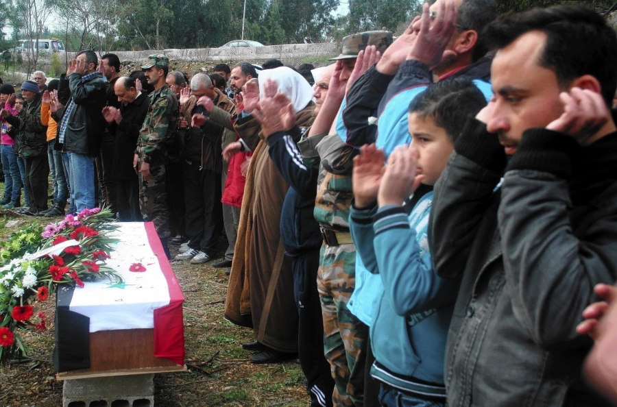 Cittadini siriani presenti al funerale del generale Mohammed Sleiman.