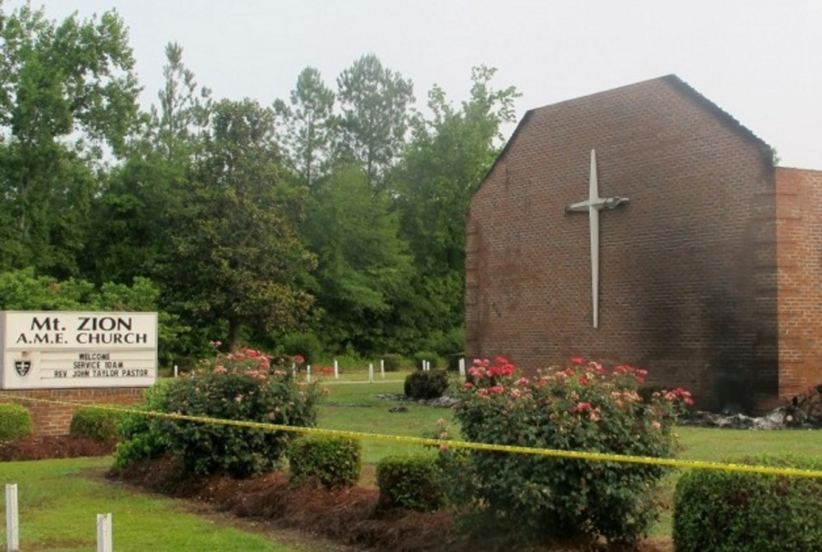 Chiesa Episcopale Metodista di Mt. Zion, South Carolina, ritrovata in fiamme dopo la strage di Charleston