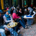 Donne velate in un bar del Cairo