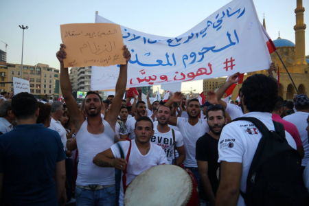 Manifestanti in piazza a Beirut, per la campagna #YouStink