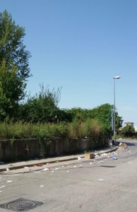 Le strade di Mugnano invase dai rifiuti (foto tratte dalla pagina Facebook Sei di Mugnano se)